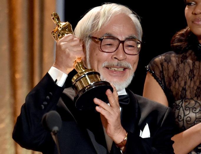gen_ghibli's tweet photo. 📸 Hayao Miyazaki, recibiendo el premio Oscar honorífico que le otorgaron en 2014.

🏆 Hoy lo ha vuelto a ganar con 'El chico y la garza', pero a sus 83 años no ha podido acudir a recogerlo. https://t.co/0CbefiDxLl