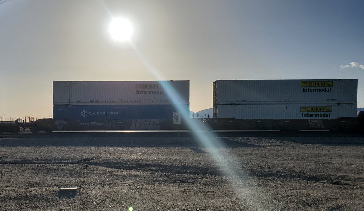 militantangleno's tweet image. Greetings from #Mojave in the #AntelopeValley! Stopping for a gas/latrine break. The drive down was amazingly scenic, with volcanic formations &amp;amp; the majestic Sierra Nevada mountains gradually making a graceful decrescendo into the AV once the 14 begins. 

#MilitantRoadTrip