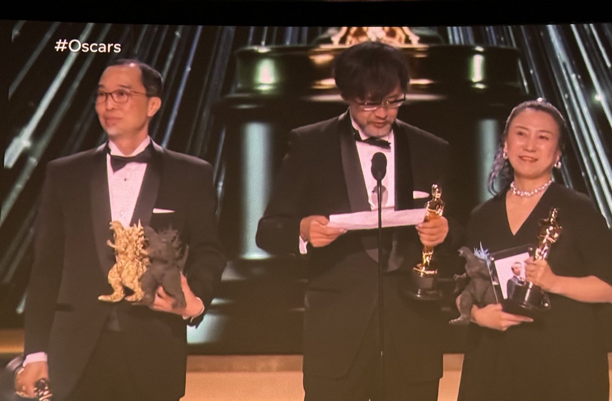 TheTopComics's tweet photo. Muy merecido para #GodzillaMinusOne 
Y suben con sus figuras en manos 
❤️❤️❤️
#Oscars #Oscars2024 https://t.co/t0wxTF8HiY