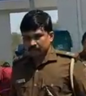 The face of policeman Manoj Tomar, who kicked the namazis while offering namaz in Delhi's Indralok, is captured on camera. When will an FIR be registered against him? #Islamophobia_in_india @LambaAlka @khanumarfa @ShayarImran @HasinaAhmed8