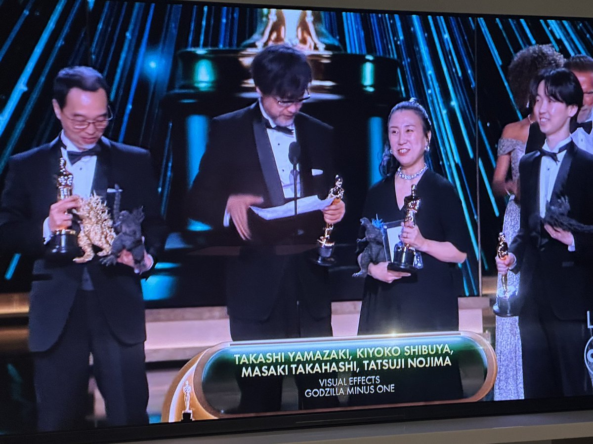 #GodzillaMinusOne 
wins Best VFX!

Huge deal for an international film to win this category 

And they brought little Godzillas to go with their #Oscars! 😂🥹