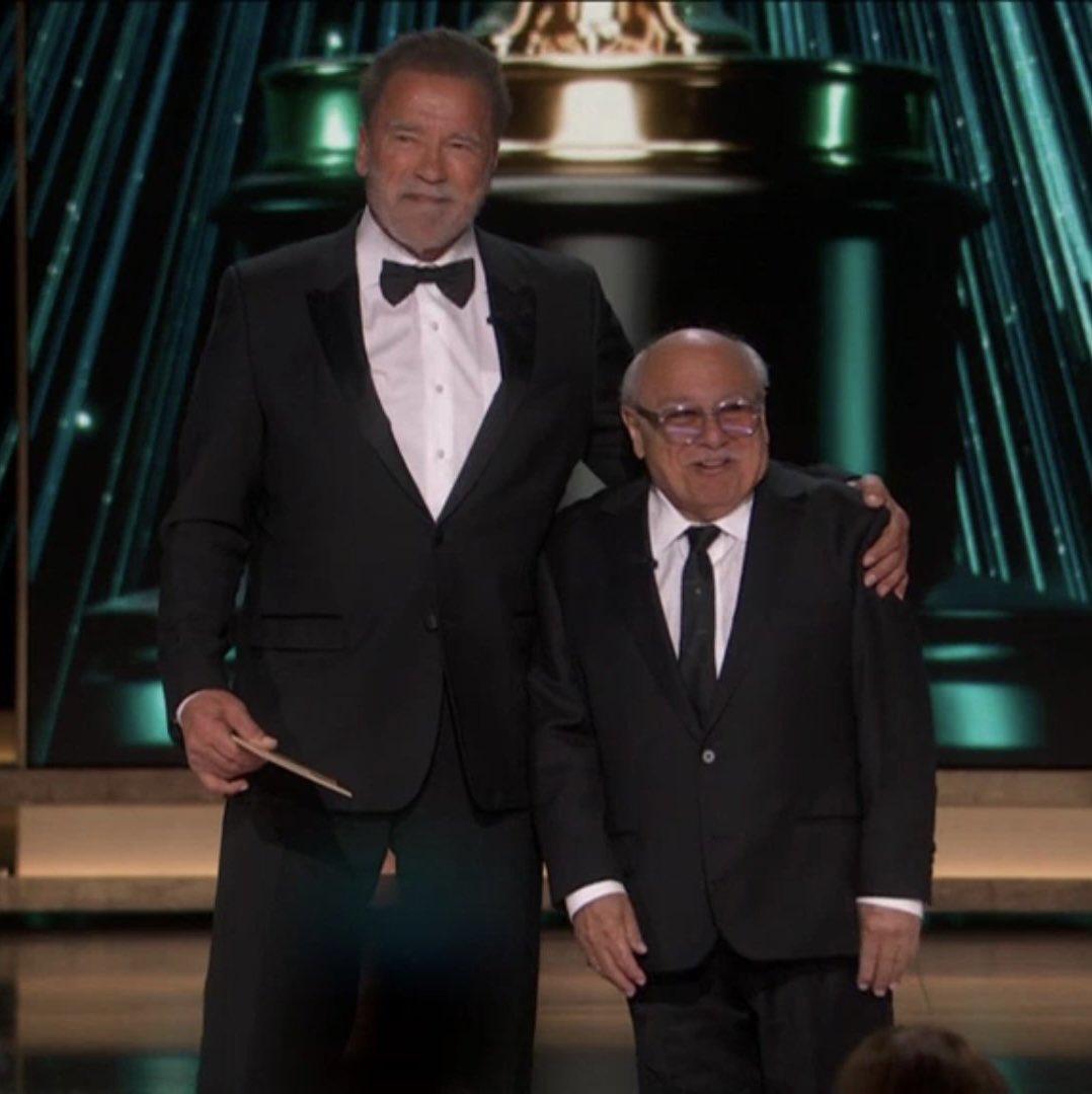 SitoCinema's tweet image. Arnold Schwarzenegger y Danny DeVito se reúnen en los #Oscars y se a enfrentan a Batman.
