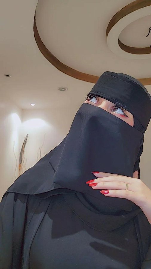 امي تقول لي الف رجال  يتمناك فيه احد من الالف هنا والا انام !؟😇😂