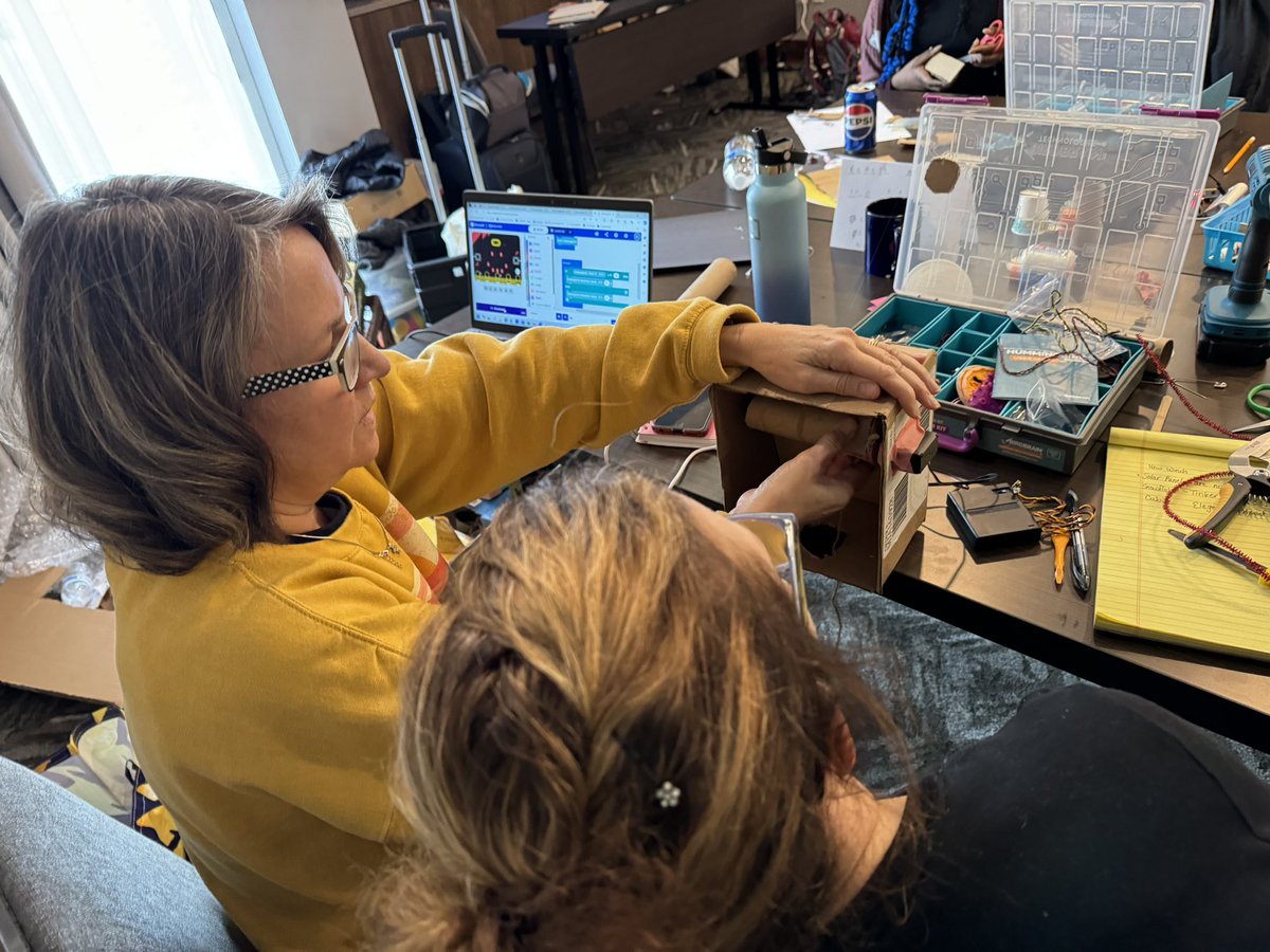 “Empowering innovation at @csforma! 🛠️ Teachers diving into creativity with #HummingbirdBit kits @birdbrain, constructing a solution using a winch. 🏗️ Inspiring to witness educators shaping ideas that can make a difference. #teachcode