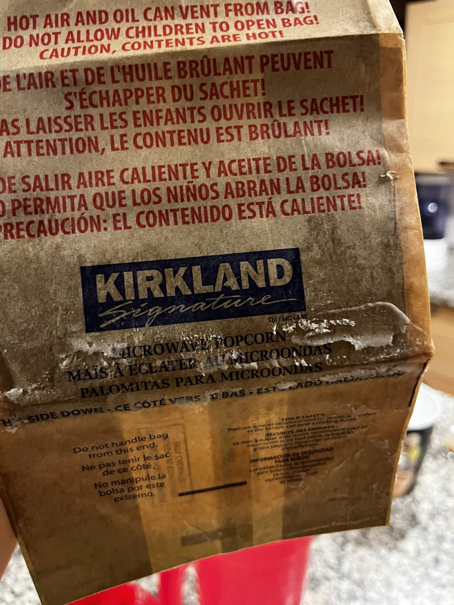 gpenafiel's tweet photo. @Costco compré unas palomitas de microondas marca Kirkland y me salieron con toda la mantequilla por fuera, no sé si todas vengan así pero cuiden su control de calidad #costco #kirkland https://t.co/NMsAicZATG