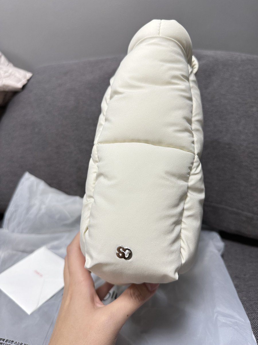 ปล่อย standoil bubble mini bag มือ1 new✨✨
สีครีม 1990 รวมส่ง ขอดูเพิ่มเติมได้ค่า
รุ่นนี้ไม่มีถุงผ้านะคะ มีการ์ดให้ค่ะ
#stanoil #standoilthailand #ส่งต่อstandoil