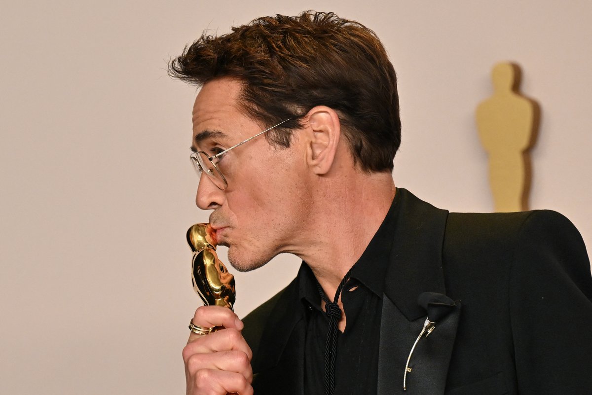PhilstarNews's tweet photo. FIRST OSCAR WIN

Robert Downey Jr. posing with his Oscar for Best Supporting Actor for his role in 'Oppenheimer'. #Oscars2024

📸 AFP / Robyn Beck https://t.co/Zvv0MgvTyA
