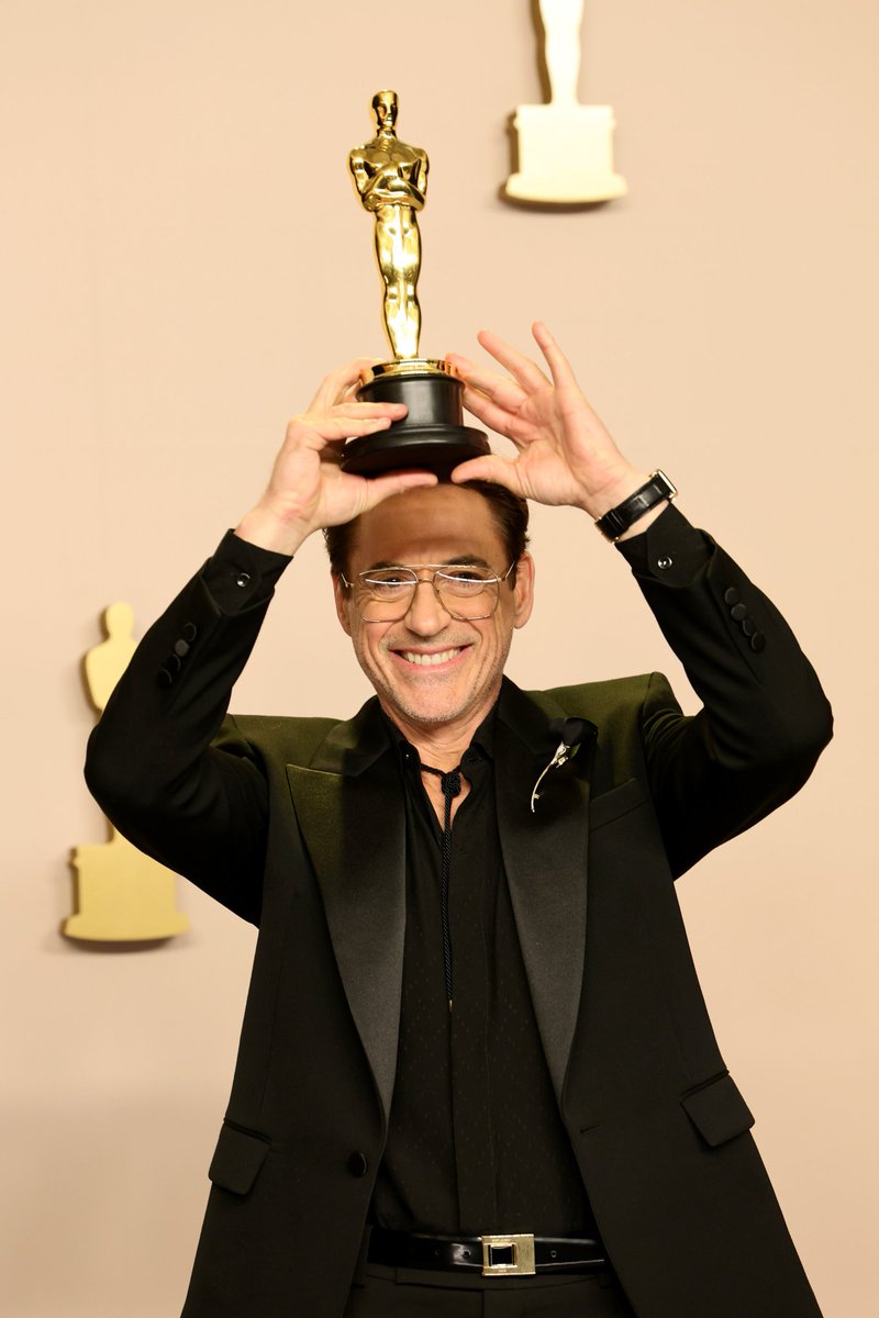 QuidVacuo's tweet image. Robert Downey Jr posando con su primer Oscar.