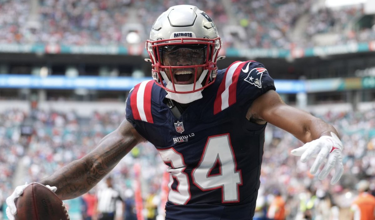 NFL_DovKleiman's tweet photo. 𝗕𝗥𝗘𝗔𝗞𝗜𝗡𝗚: WR Kendrick Bourne is re-signing a three-year deal worth up to $33 million with the #Patriots, per his agent @henryorgann https://t.co/uH7tPc7g0x