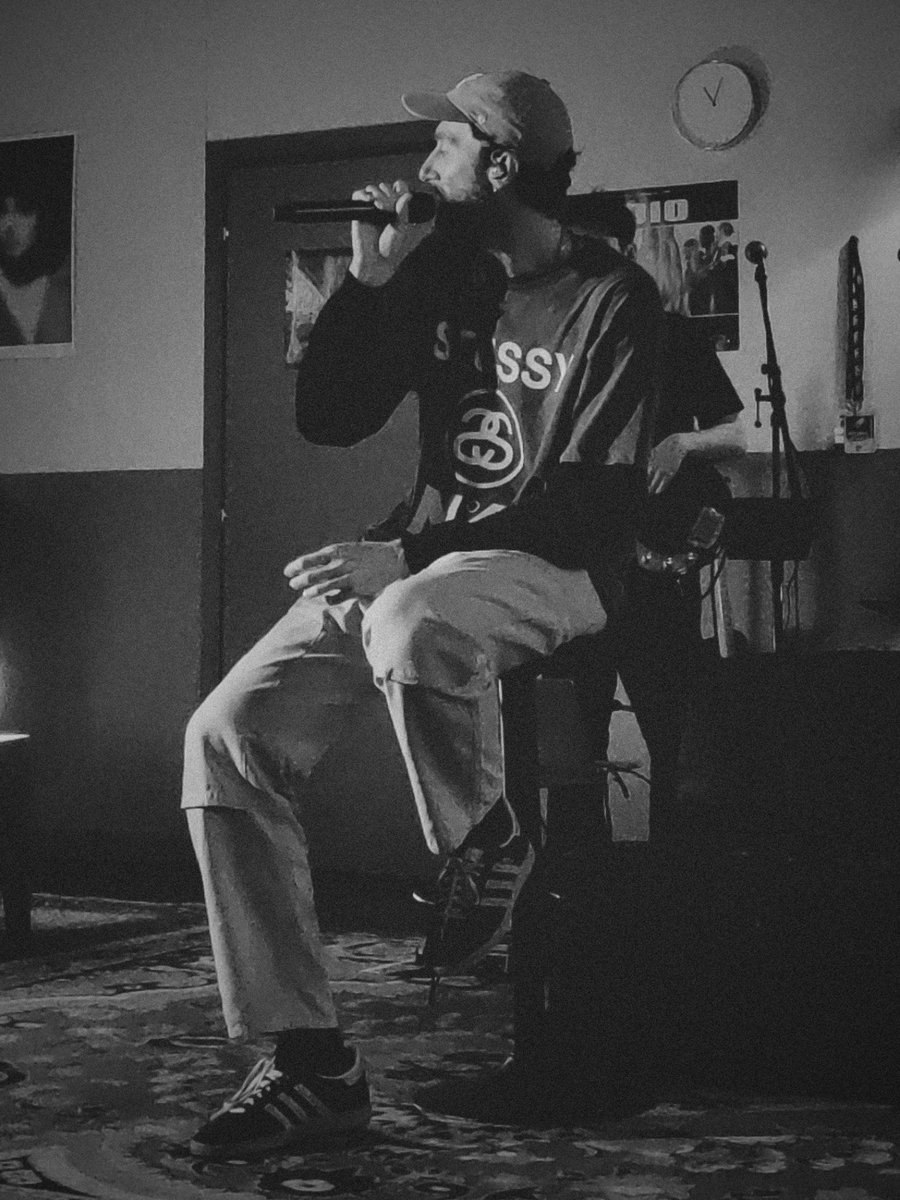 daria_spam's tweet photo. Non tornavo in Italia da 4 mesi. Ci sono tornata solo per 36 ore. Ho 26 anni e ancora nessun posto che riesco a chiamare casa, ma ieri mi ci sono sentita a casa.
Sotto al palco, come le volte prima.
Grazie Corrado

@mecna https://t.co/J2y4eq1K9b