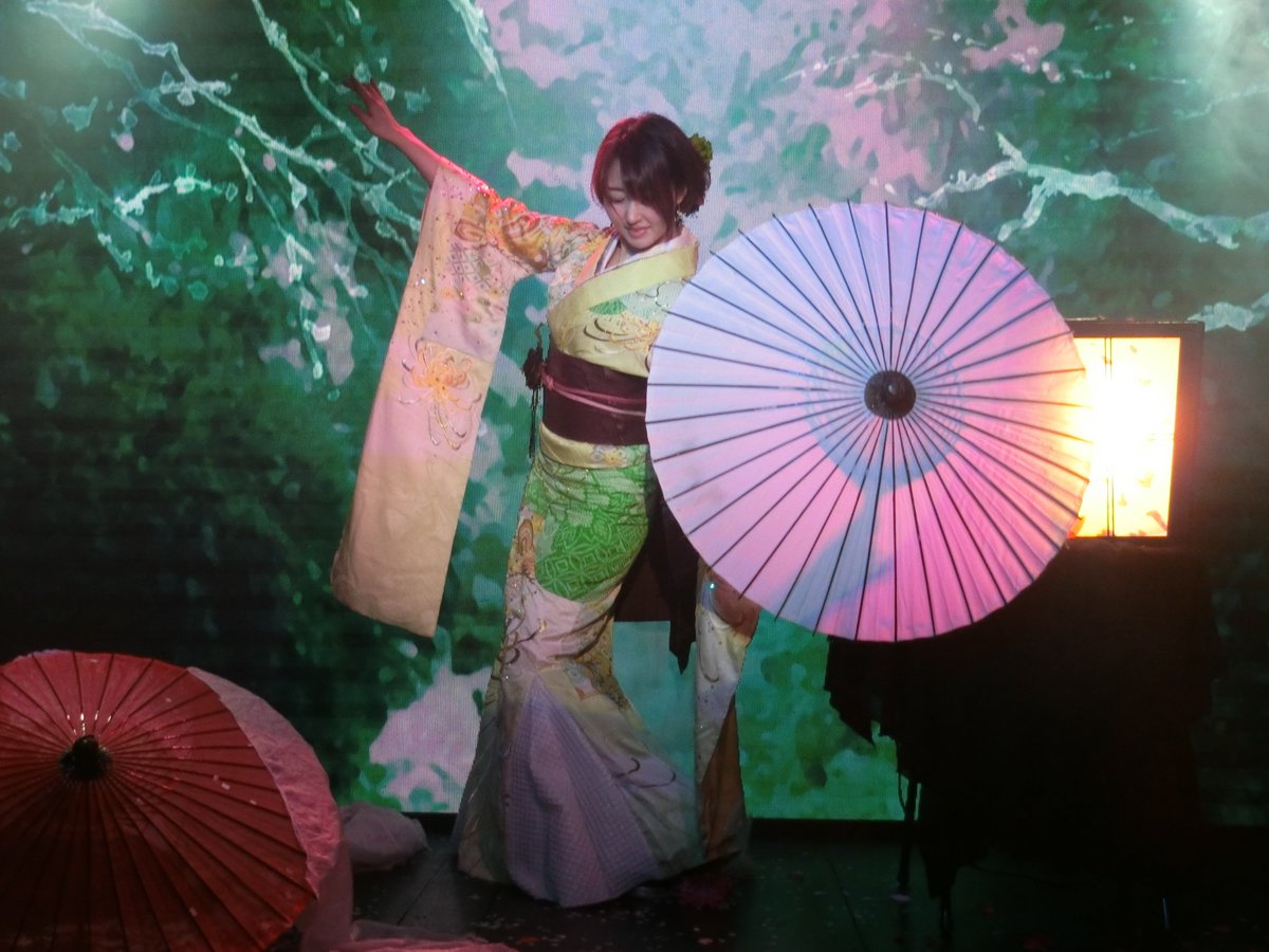 yoyokade's tweet photo. 六本木オズマンド 2024.3.10 izumaさん ②
衣装や音楽だけでなくパフォーマンスの流れも変化していたので、また新鮮な感動を味わえて感激でした🥰
#izuma
#和風手品師
#RoppongiOSMAND
#オズマンド https://t.co/MABfJHcMgy