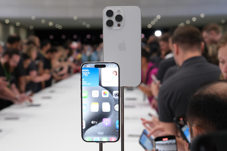 treennow's tweet photo. APPLE ĐÓNG NHẬN NHIỀU TIN XẤU 

Apple nhận án phạt 2 tỷ USD tại châu Âu, doanh số sụt giảm tại Trung Quốc (giảm 24% trong 6 tuần đầu 2024), hủy dự án xe điện trong khi vẫn chậm chân trong cuộc đua AI. Cổ phiếu công ty đã giảm khoảng 12% năm nay. https://t.co/PoD1Tsi78V
