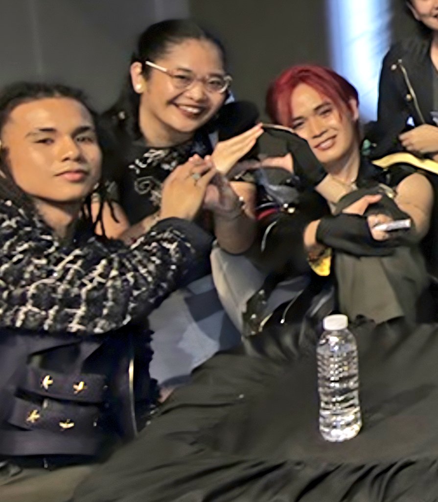 winnietheephu's tweet photo. Happy Monday morning! Kailangan lang ng makakapitan bilang another work week na naman ito. ๐ฉ
Salamat mga lods. Dapat talaga heart yan eh nangawit ako kaya sabi ko burger na lang. Sunod naman sila, ang daling kausap. ๐ค
KapitKamay ALAMAT
#ALAMATXDwta
#CokeStudio #ALAMAT https://t.co/qfN0LglZjG