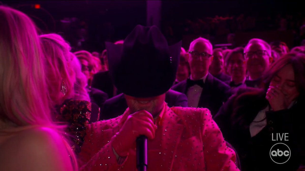 merasnixx's tweet photo. RYAN GOSLING COMPLETAMENTE BABILÔNICO CANTANDO I’M JUST KEN https://t.co/lxxRuHF3k0