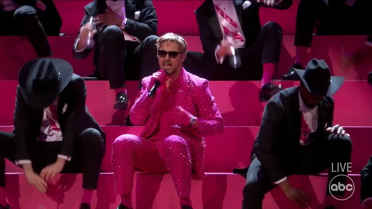 merasnixx's tweet photo. RYAN GOSLING COMPLETAMENTE BABILÔNICO CANTANDO I’M JUST KEN https://t.co/lxxRuHF3k0