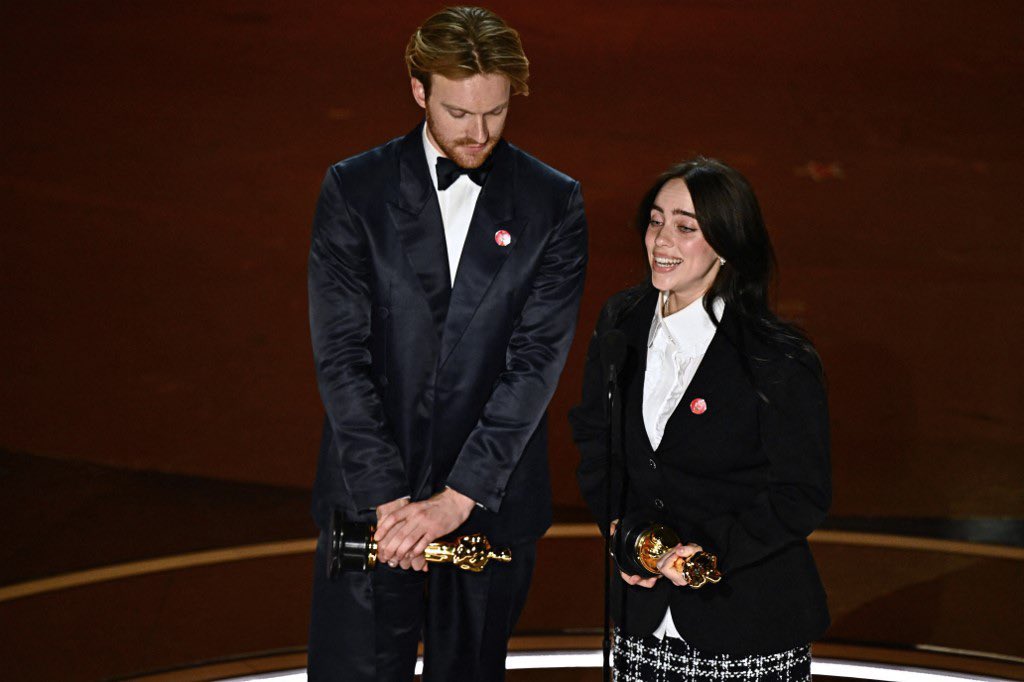RX997's tweet photo. DOS OSCARS A SUS 22 AÑOS 🏆 La talentosa #BillieEilish HACE HISTORIA y obtiene su SEGUNDO OSCAR a MEJOR CANCIÓN ORIGINAL por el tema ‘What Was I Made For?’ de la banda sonora de #Barbie https://t.co/81fWl7w4cz