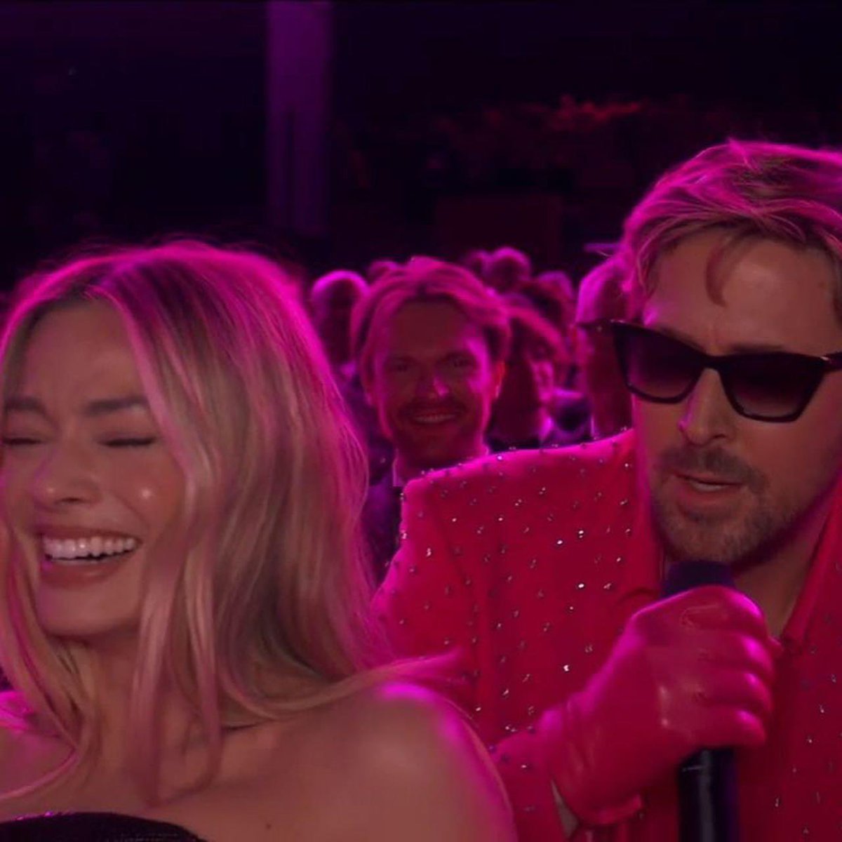 runtherunwaymag's tweet photo. La reacción de Margot Robbie mientras Ryan Gosling presentaba “I’m Just Ken” it’s everythinggggg. 😂💖 #oscars 2024
📸: Transmisión de los Oscares
#RunTheRunwayMagazine 🌟 https://t.co/3T9dvzV3Wh
