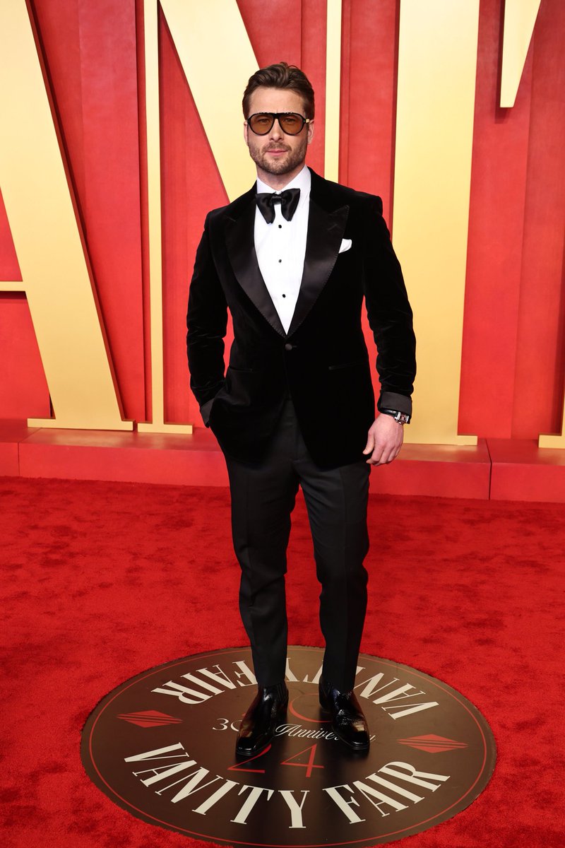 Glen Powell.                  Glen Powell
#Oscars2023        #Oscars2024