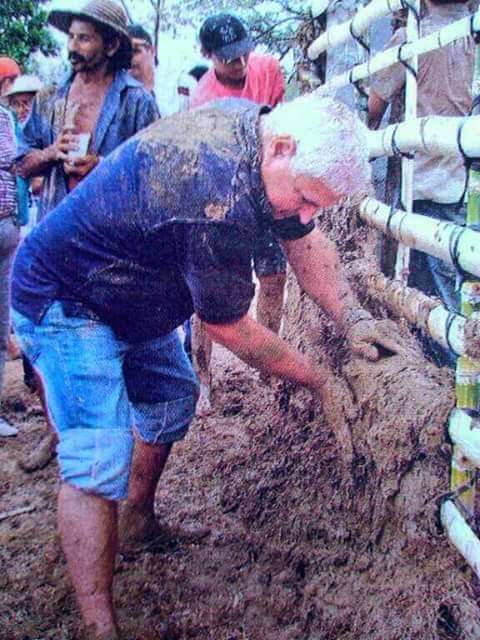Nigún otro presidente se embarra, porque les da alergia y éste que trabaja por el pueblo, lo inabilitan, pero nos vamos con <a href="/JoseRaulMulino/">José Raúl Mulino</a> sí o sí.,,