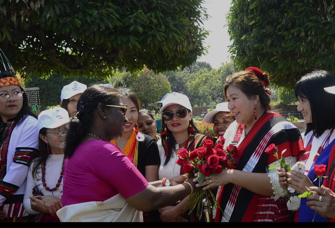 A joyful moment for the NSRLM family as Hon'ble President of India hands over a bouquet to team leader Yimok Phom, ADPM and interacts with the team from Nagaland during the Amrit Udyan at Rashtrapati Bhawan @DAY_NRLM @MoRD_GoI @MyGovNagaland #nsrlm