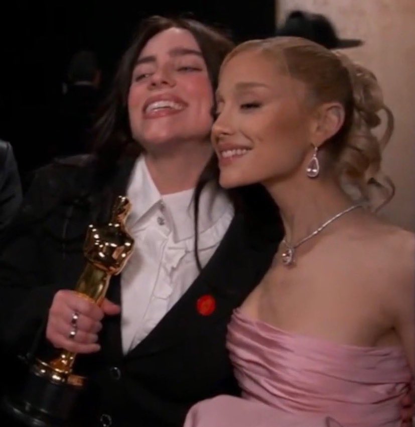 theegrandeheels's tweet photo. ariana grande and billie eilish at the #Oscars https://t.co/7qavwg6WIV