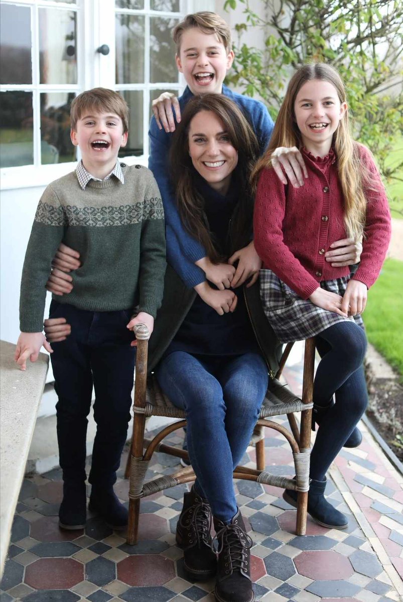 SocialistLazy's tweet photo. Looks normal to me #KateMiddleton #RoyalFamily https://t.co/1DKD2YCKtq