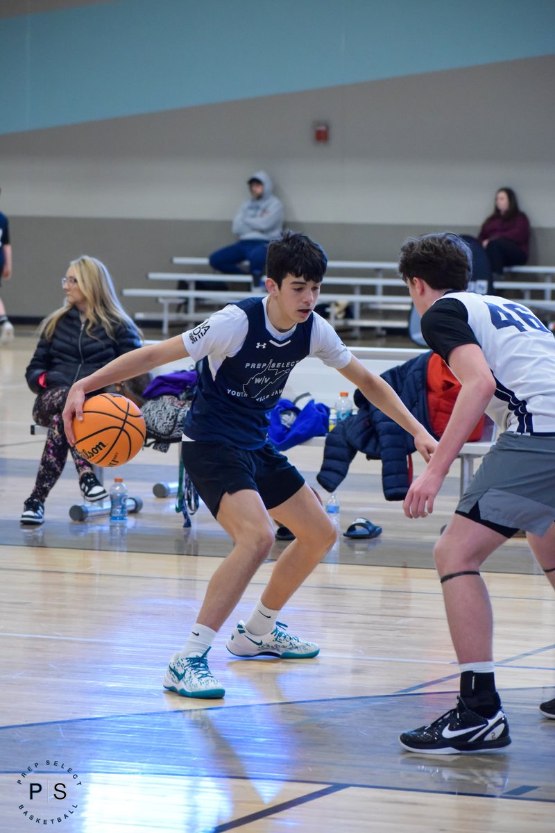 RecruitSelectbb's tweet image. Witness the determination in their eyes!   One player stands firm on defense, while their opponent is relentless in their pursuit. This one-on-one matchup is heating up!   #BasketballShowdown #CampHoops