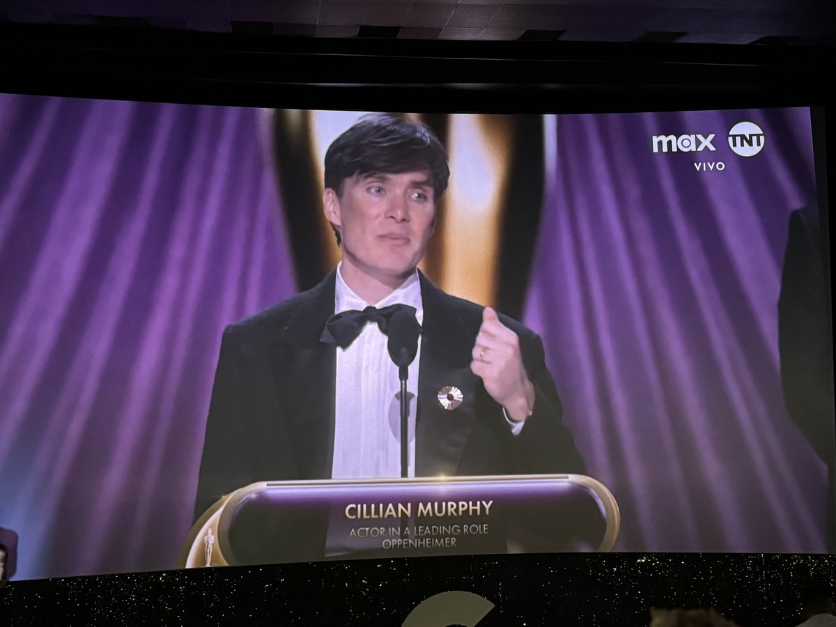 El teatro se pone de pie para recibir a #CillianMurphy 
#Oscars2024