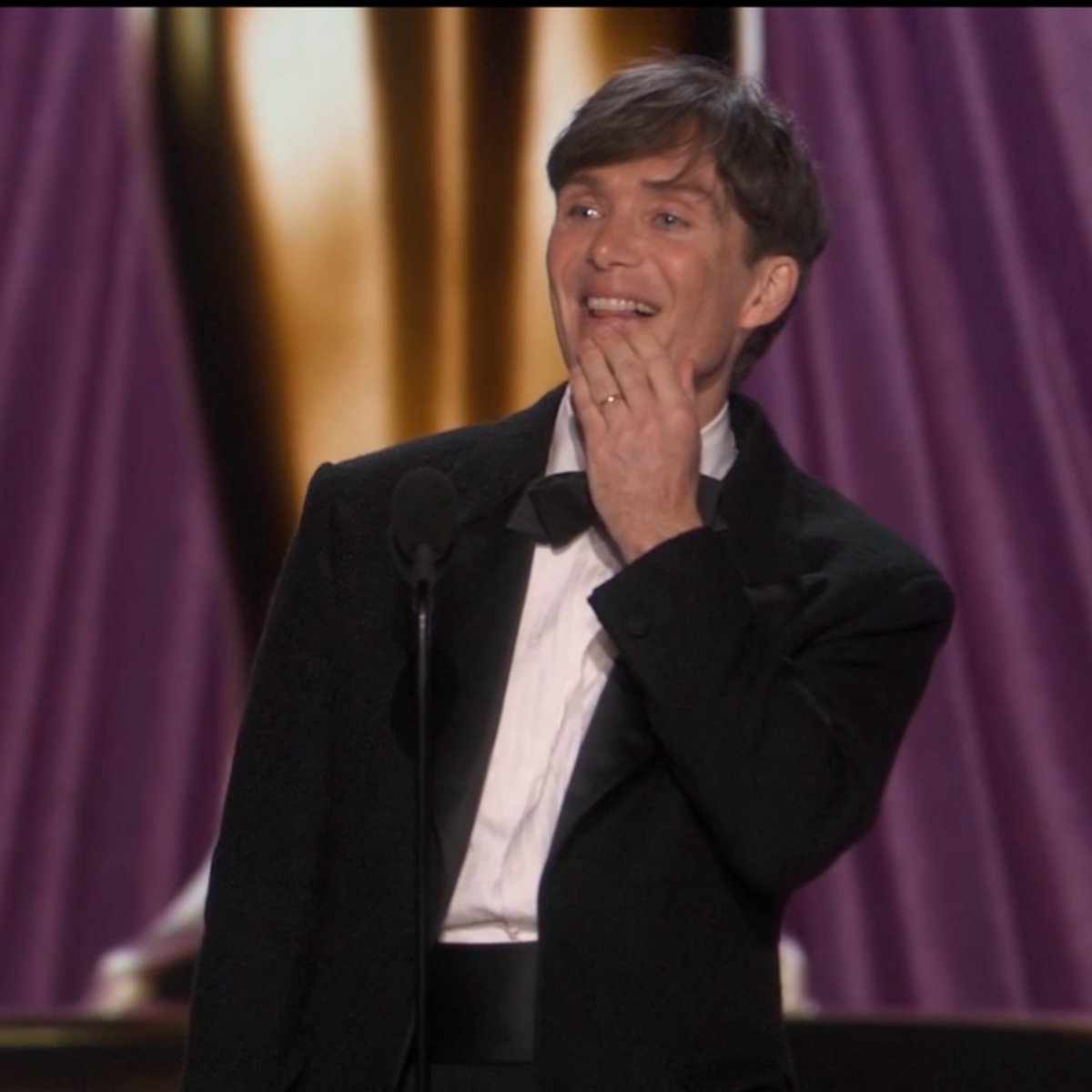 That giggle before the speech. Happy ❤️ #CillianMurphy