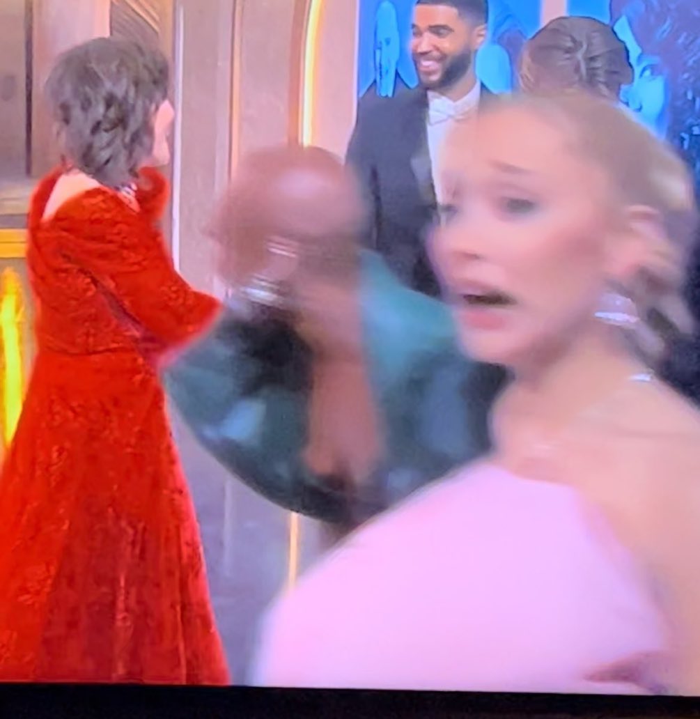 gearedbunny's tweet photo. yo: *evitando salir en fotos sorpresas*

yo: *saliendo de igual manera*

#Oscars2024 https://t.co/9JILXnO2W4