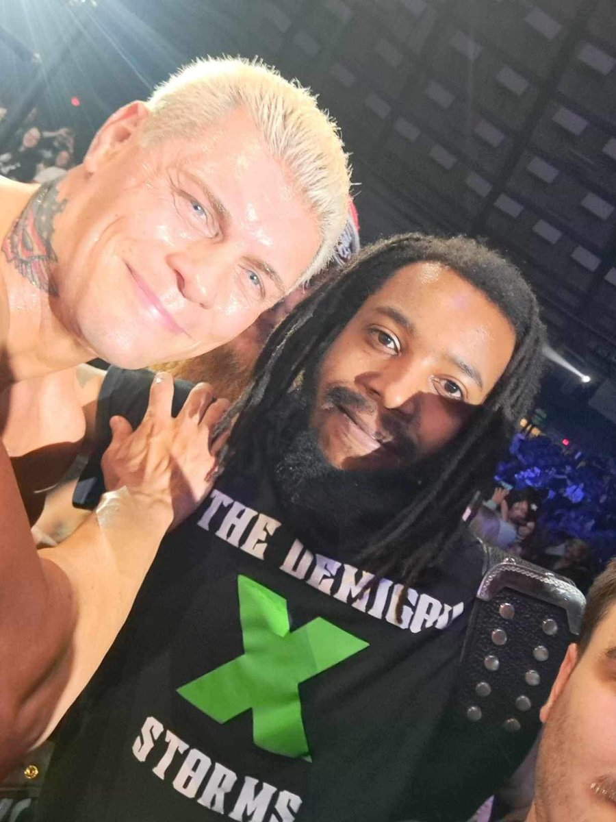 Xavier_Storms's tweet photo. Sucks my phone died after the @AJStylesOrg vs Carlito match, but  #WWEAlexandria was a blast and Shout out to @ZelinaVegaWWE and @CodyRhodes for the pictures https://t.co/QMM4vuXW8b