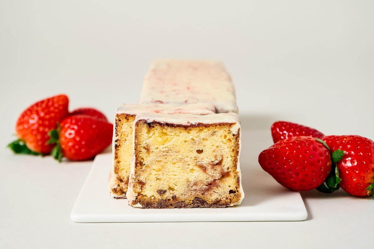 sweets_com_'s tweet photo. ＼甘酸っぱさ広がる🍓／
【ミニマル ガトーショコラ ソフト 苺 -いちご家めい-】

希少な苺ジャムとホワイトチョコの贅沢な組み合わせ！
しっとり食感のガトーショコラで、ホワイトデーを特別に。3月末までの期間限定お早めに！ https://t.co/nLqwEp8naz