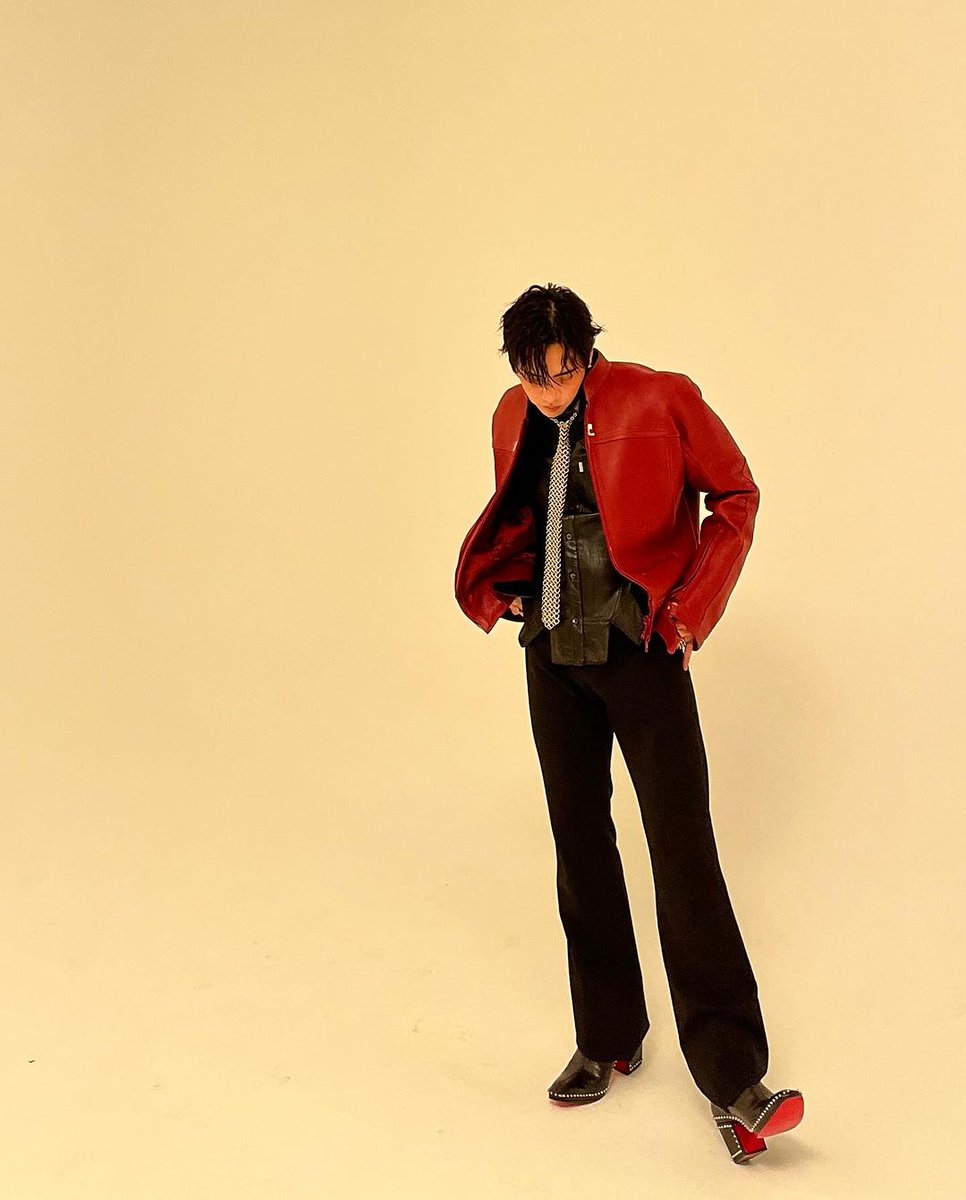 Sporting a striking red leather jacket, I strike a pose for the Men Noblesse photoshoot, exuding confidence and charm as I elegantly recline in a seated position. With every click of the camera, I effortlessly embody the essence of a successful model.