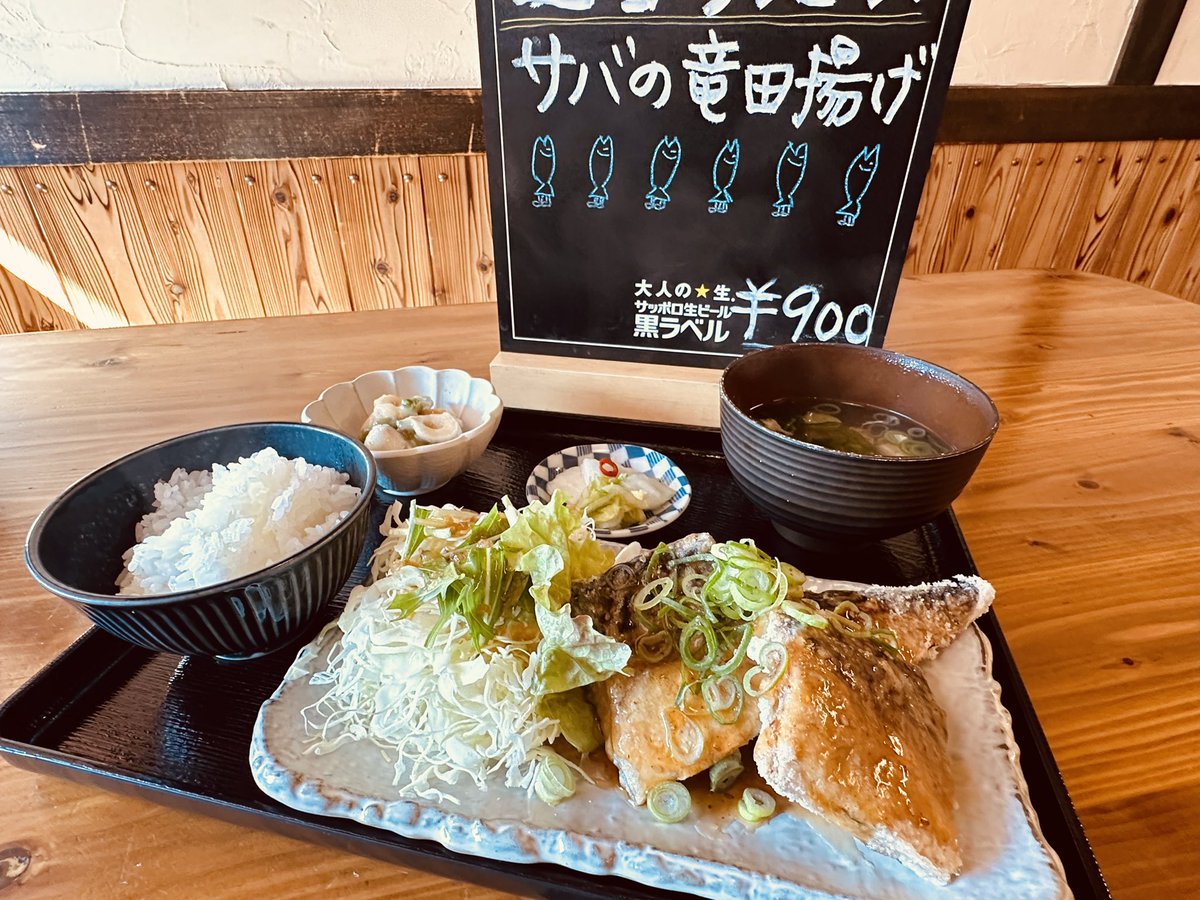 azamishokudooo's tweet photo. ポカポカ陽気で気持ち良き月曜日😊

今週の週替わりは　サバの竜田揚げ🐟
栄養たっぷり満足度💯✨疲れた身体にジャストフィット😋

今週もお待ちしております♪

#東広島 #酒都 #西条 #東広島グルメ #東広島ランチ  #あざみ食堂 #大衆酒場 #あざみランチ #週替わり定食 #あざみスペシャル https://t.co/dhp9Et7cxI