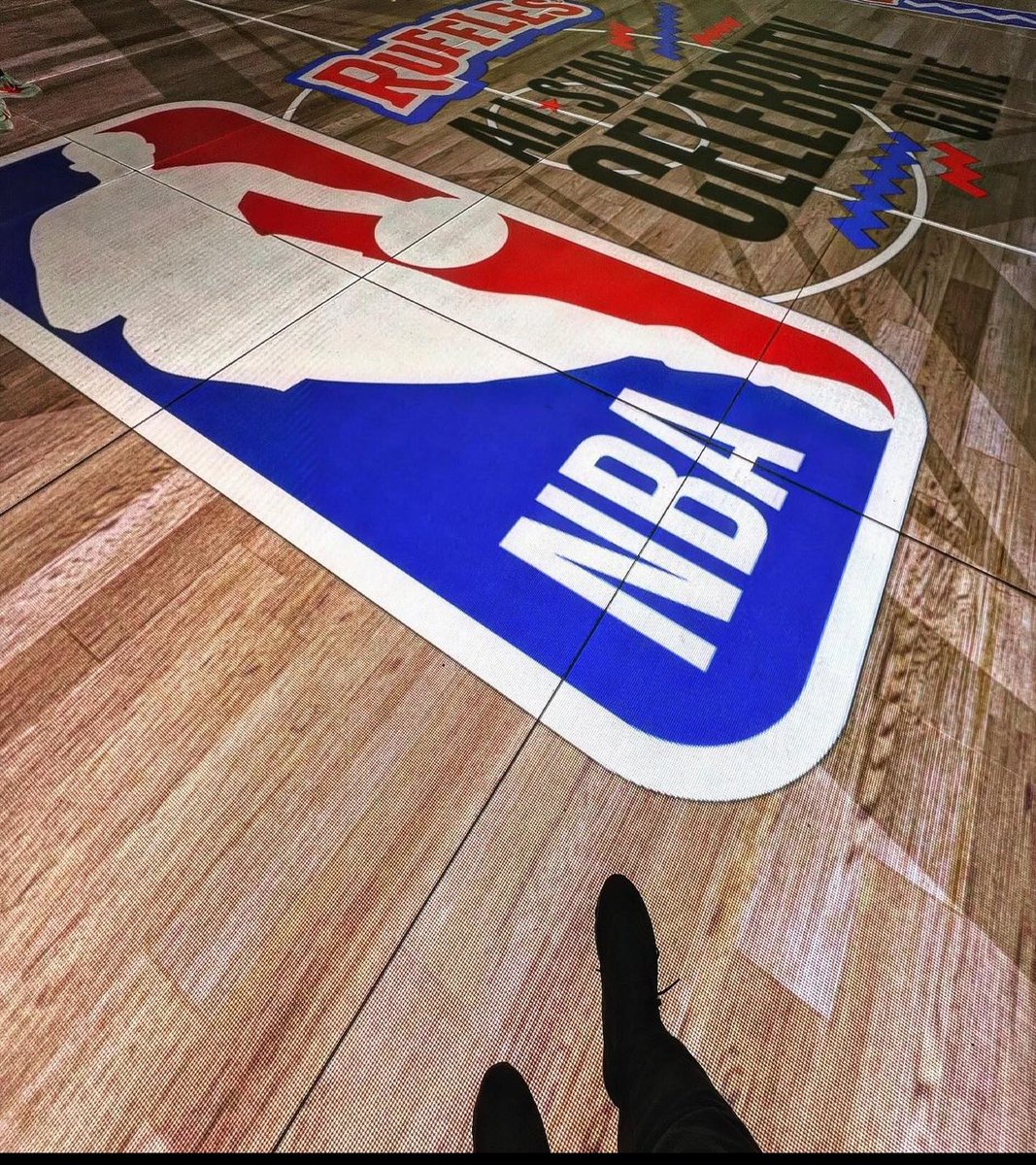 LSMProductions_'s tweet image. This LED glass court is even more awesome up close! @NBAAllStar