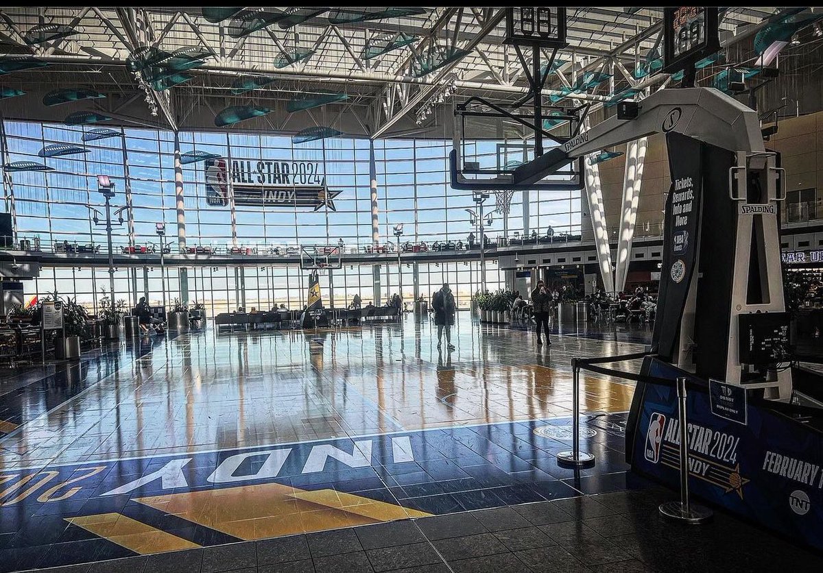 LSMProductions_'s tweet image. So cool that there was a regulation NBA court at the Indianapolis airport for @NBAAllStar. Definitely wanted to drop our bags and lace them up for a quick run. The @NBA does #marketing right! #latepost