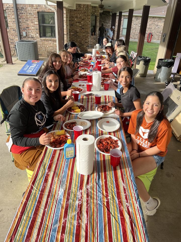 Team dinner! Thank you to @EmmaHargrave09 and family for hosting! @bh_softball @BH_Athletics