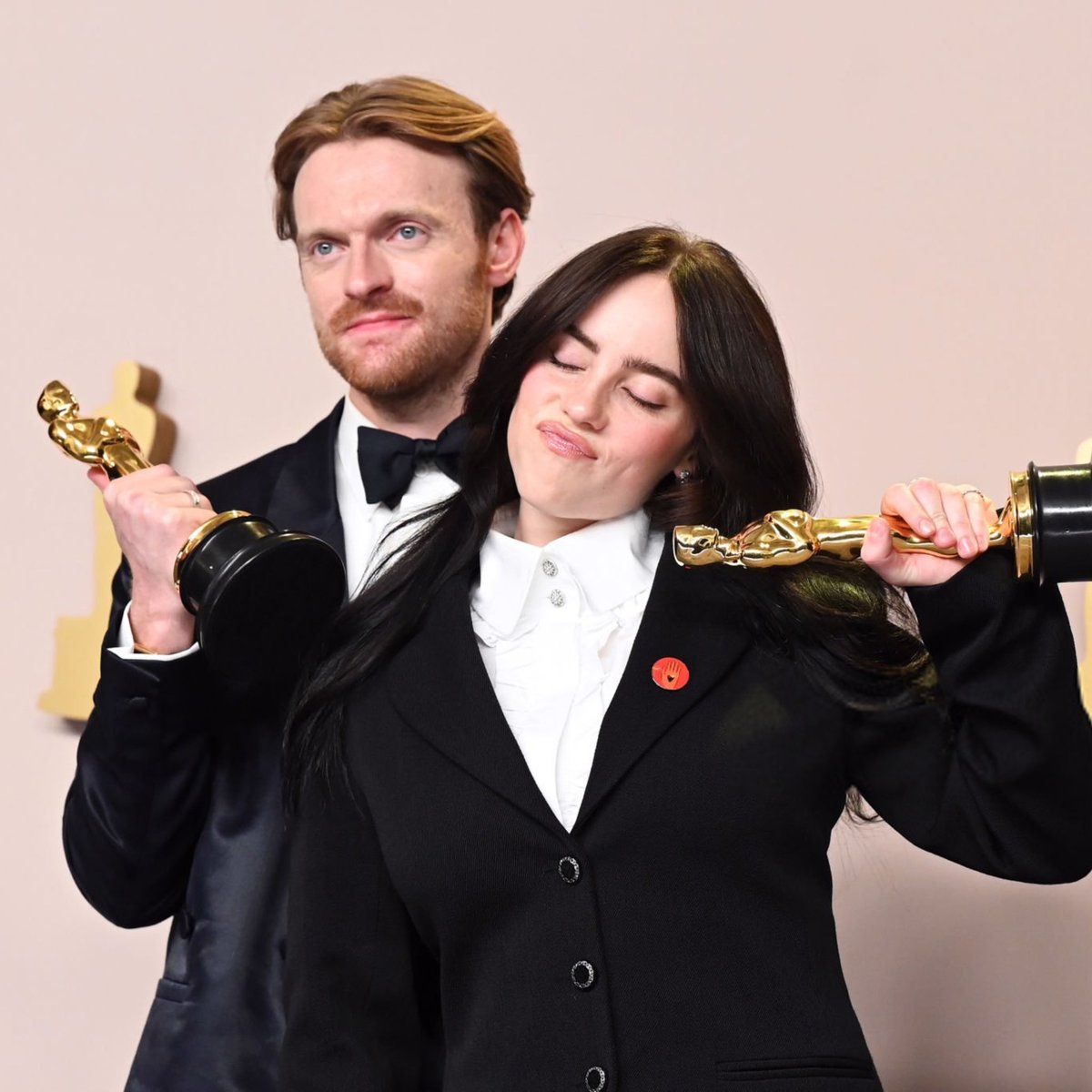 InfoBillieBR's tweet photo. Temos QUATRO #Oscars e DEZENOVE Grammys nessas fotos. https://t.co/BsicDd8T2j