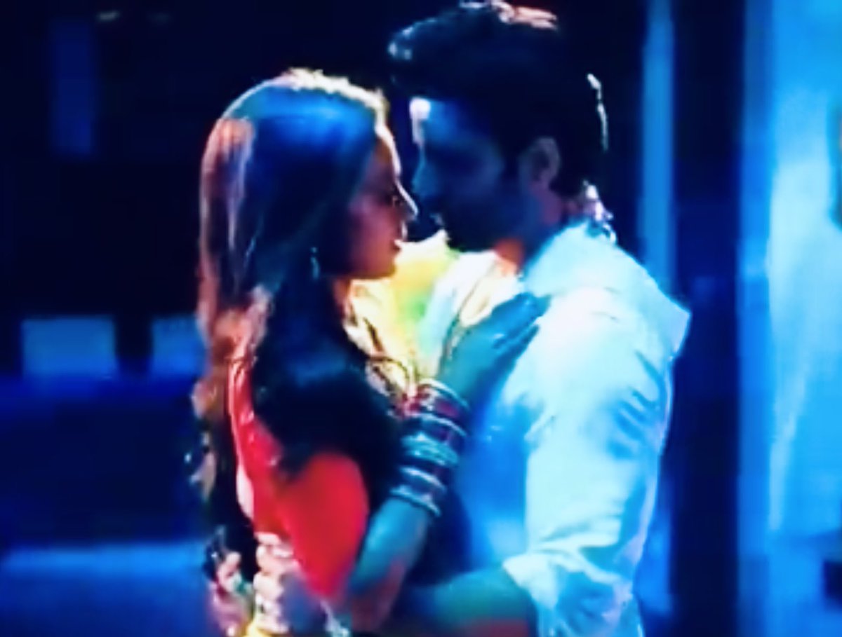 Ravati0205's tweet photo. Such a lovely episode 🥰
#MohitMalik & #SayliSalunkhe ❤️ your chemistry as a #KuVan
We r going 2 miss you on screen so much 😘
Now the journey is ending in #BaateinKuchAnkaheeSi Wish you all the good luck 🍀 for your future projects 🥰 & hopefully 🤞🏻 v will c u 2gether V soon🫶 https://t.co/up0TGVJRm5