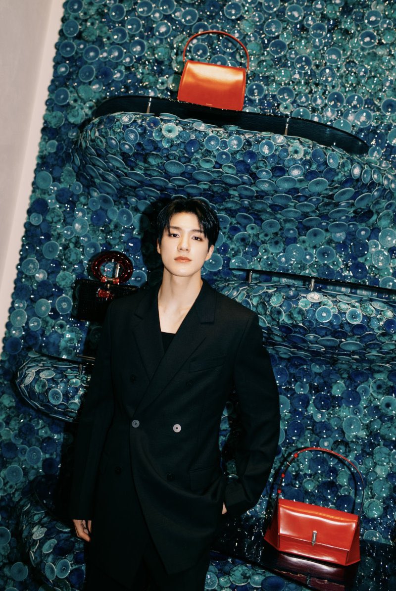 jeno__'s tweet photo. I recall my days in Milan, where every outfit exuded sophistication and poise, none more so than the classic all-black ensemble that encapsulated my confident and charismatic demeanor. https://t.co/CU5zhUz66f