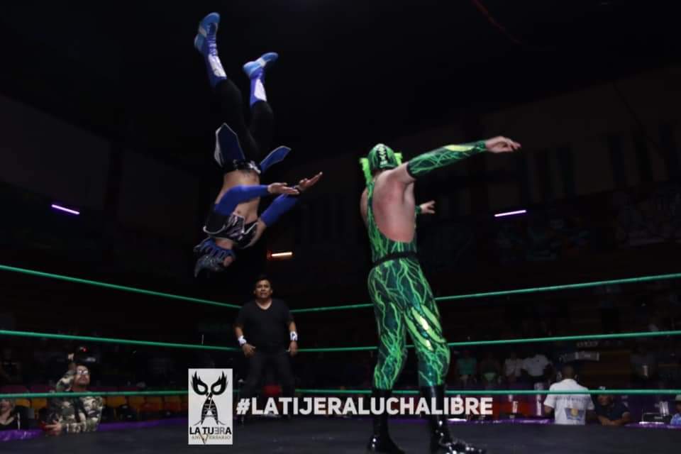 LaTijeraLucha's tweet photo. La segunda lucha de #NocheDeLocosXLaLucha es para los jóvenes #GuerreroWMCJr y #EstrellaDelRing al dejar fuera de batalla a #BlackPardus y #GoldenPower desde la original #ArenaNeza que gozó de la espectacularidad de los cuatro estetas…
#latijeraluchalibre https://t.co/Jn8tcayuwT