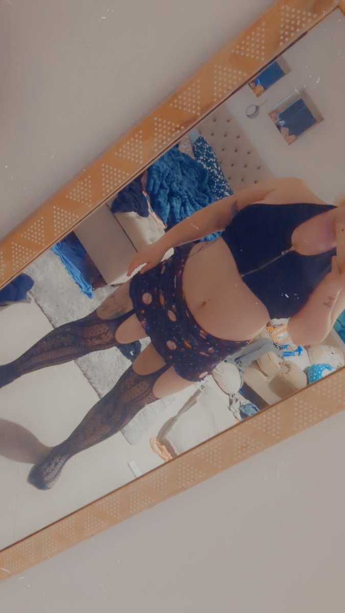 kitty_switchy's tweet photo. Outfit last night poppin https://t.co/Qh019Q9Wc3