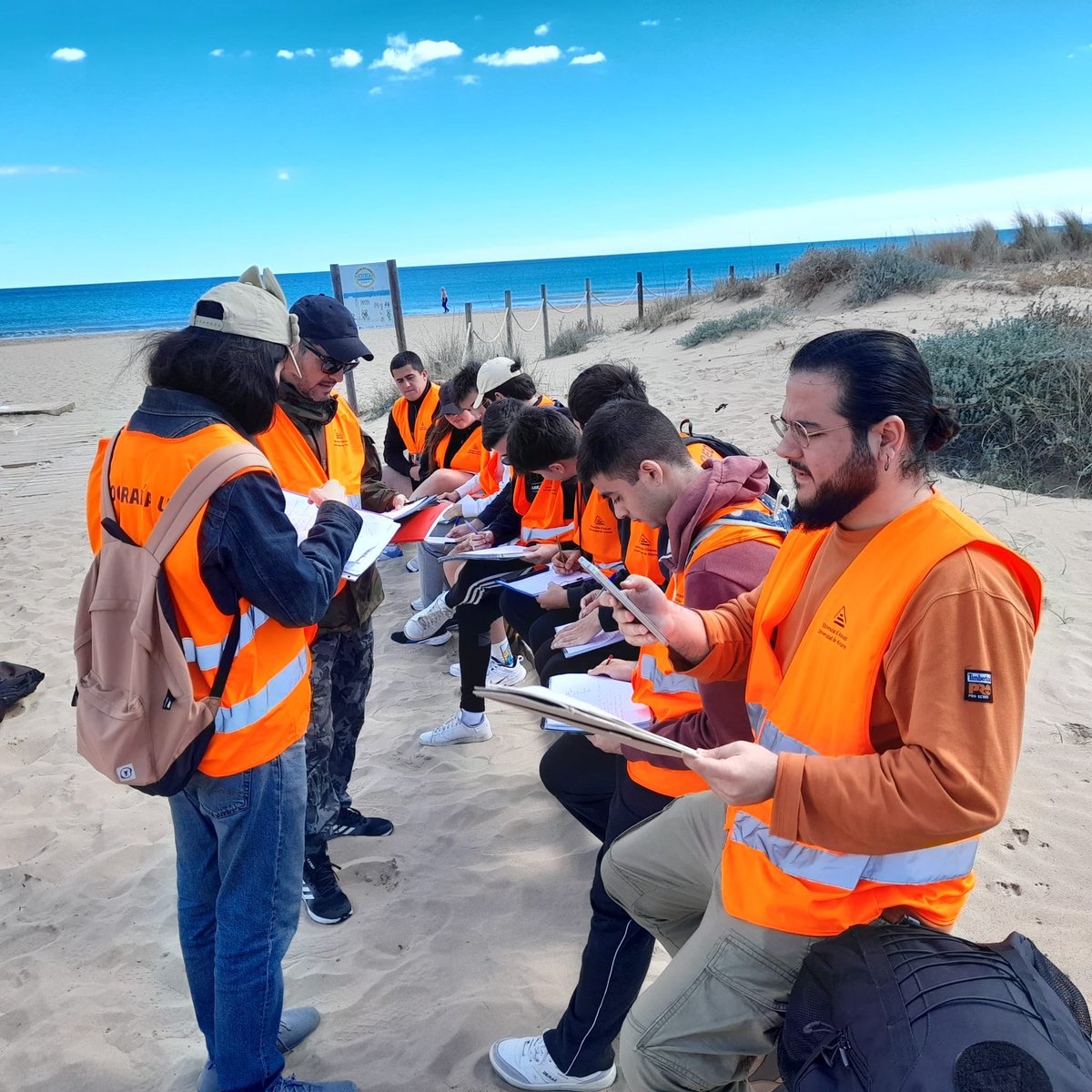 GeografiaUa's tweet photo. viernes de salidas de campo, 8 de marzo de 2024
asignatura: Biogeografía
3er curso del grado en Geografía y Ordenación del Teritorio de @UA_Universidad
profesorado: Ascensión Padilla
lugar: platja del Carabassí, Elx
#biogeografia #carabassi #elx #elche #geografia #geografiaua https://t.co/XaQfqeJonf