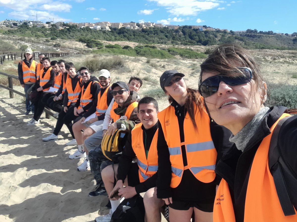 GeografiaUa's tweet photo. viernes de salidas de campo, 8 de marzo de 2024
asignatura: Biogeografía
3er curso del grado en Geografía y Ordenación del Teritorio de @UA_Universidad
profesorado: Ascensión Padilla
lugar: platja del Carabassí, Elx
#biogeografia #carabassi #elx #elche #geografia #geografiaua https://t.co/XaQfqeJonf