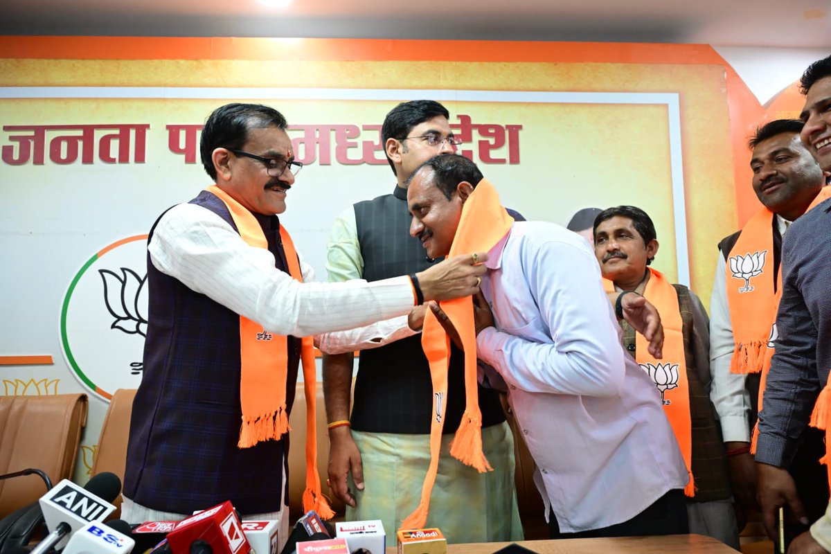 भाजपा प्रदेश कार्यालय, भोपाल में मुख्यमंत्री <a href="/DrMohanYadav51/">Dr Mohan Yadav</a> जी, प्रदेश अध्यक्ष श्री <a href="/vdsharmabjp/">VD Sharma</a> तथा न्यू ज्वाइनिंग टोली के प्रदेश संयोजक डॉ. <a href="/drnarottammisra/">Dr Narottam Mishra</a> की उपस्थिति में कांग्रेस से पूर्व विधायक श्री अरुणोदय चौबे एवं श्री शिवदयाल बागरी तथा जिला उपाध्यक्ष कमरुद्दीन जी समेत