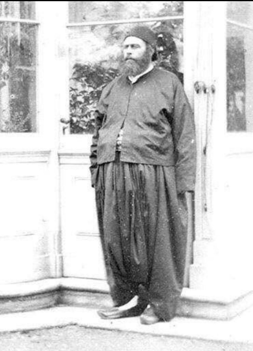 محمد سعيد باشا 1822م-1863م والي مصر تعلم في فرنسا عندما تولى الحكم اغلق  جميع المدارس وقال مقولته الشهيرة أمة جاهلة أسلس قيادة من أمة متعلمة