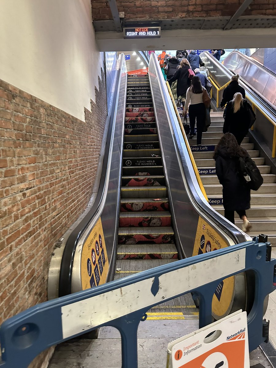 SRebane's tweet photo. DAY 65: Still no sign of escalator being fixed. @networkrail @AndyBurnhamGM #Manchester #trains #BeeNetwork https://t.co/lu10phcNPL
