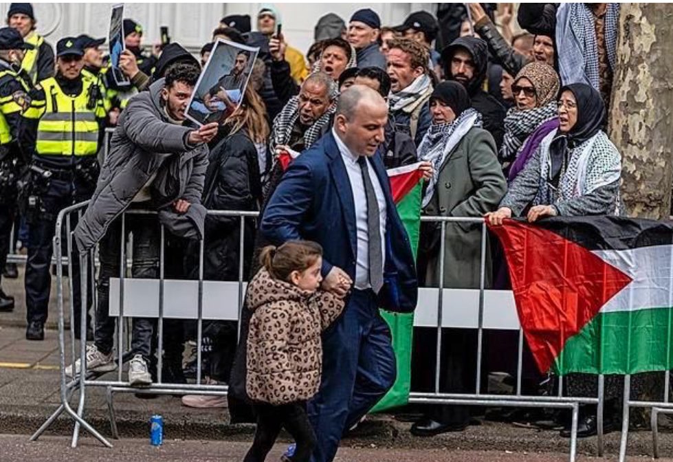 De agressie van de haatzaaiers richtte zich gisteren ook tegen de jongste generatie joden. De achterkleindochter van overlevende Rudy Cortissos wordt uitgescholden. Dank burgemeester van Amsterdam dat u deze historische dag hebt laten ontsporen tot een van de zwartste voor joods