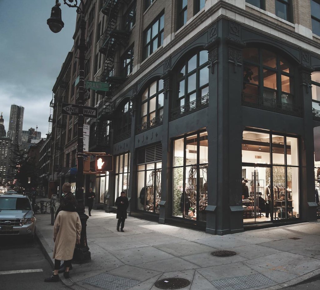 NYC: the city that never sleeps, and where style never goes out of fashion. This intel unlocks the doors to the must-visit menswear stores. Explore hidden gems, established giants, and boutiques of dopeness. Read more 👉 lttr.ai/APpnS #newyork #style #newyorkcity