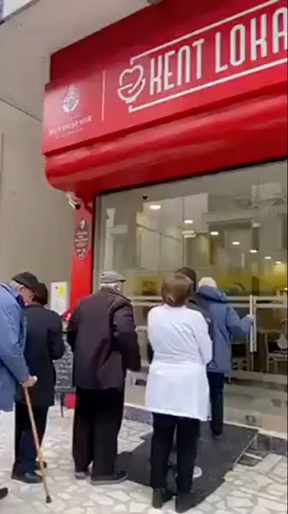ibrahim_ozkan61's tweet photo. İBB tarafından hizmete açılan Kent Lokantalarından bugüne kadar 3 milyon kişi yararlandı.
Hala 4 çeşit yemek 40 TL den halkımıza sunulmaktadır.
11 olan kent lokantaları 39 adete çıkartılacak.
#TamYolİleri https://t.co/cTtLXXP3ds